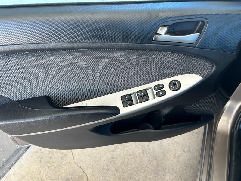 Hyundai Accent 5-Door Vehicle Full-screen Gallery Image 18