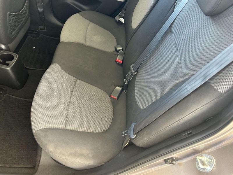 Hyundai Accent 5-Door Vehicle Full-screen Gallery Image 19