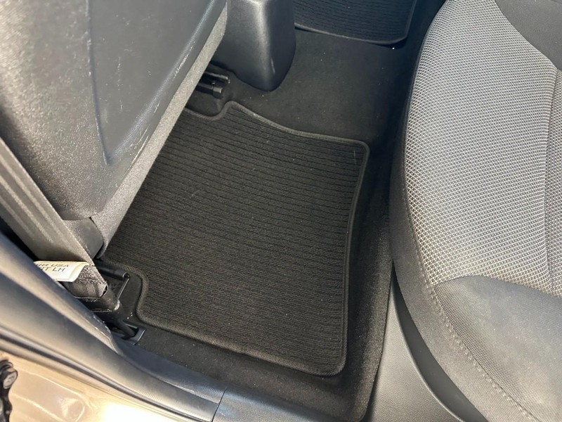 Hyundai Accent 5-Door Vehicle Full-screen Gallery Image 20