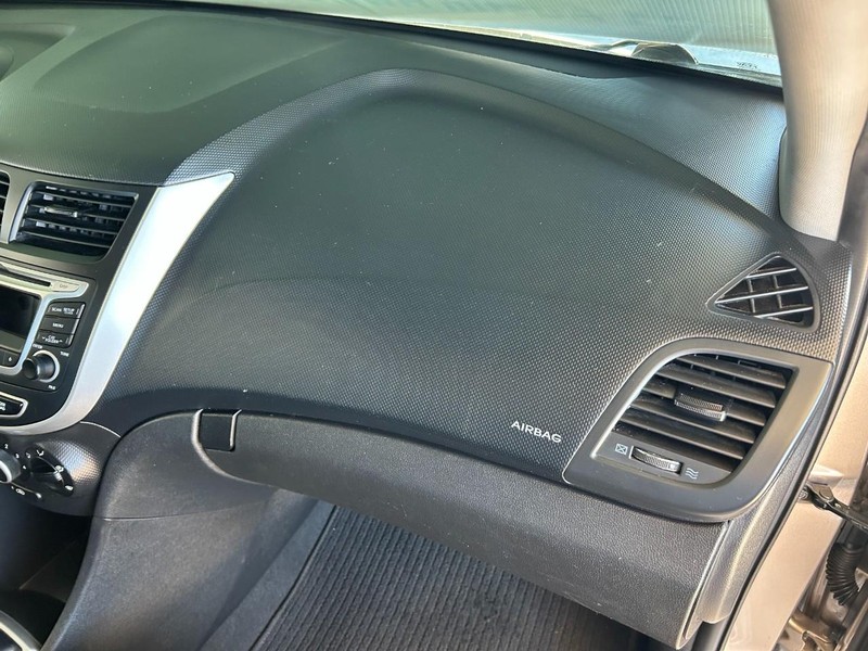 Hyundai Accent 5-Door Vehicle Full-screen Gallery Image 24