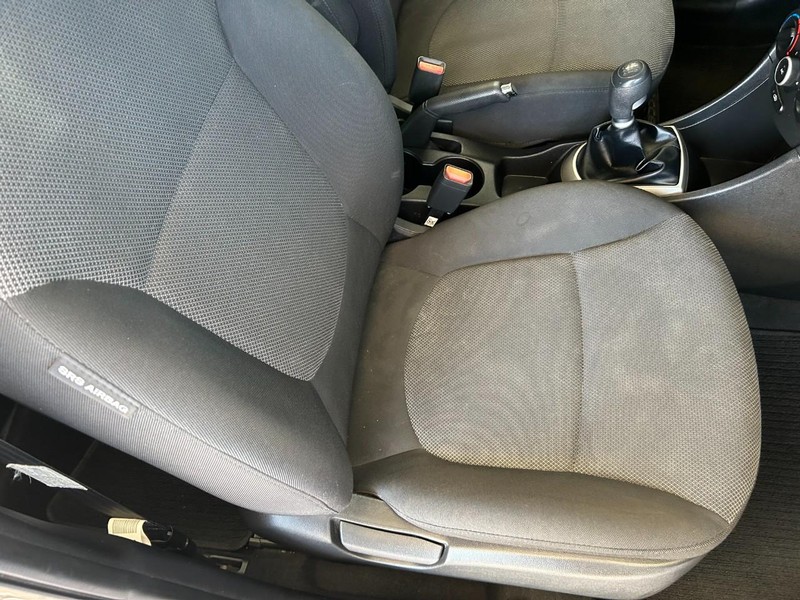 Hyundai Accent 5-Door Vehicle Full-screen Gallery Image 25