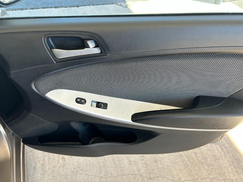 Hyundai Accent 5-Door Vehicle Full-screen Gallery Image 28