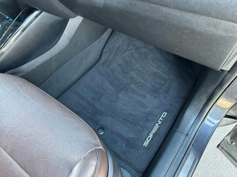 Kia Sorento Vehicle Full-screen Gallery Image 28