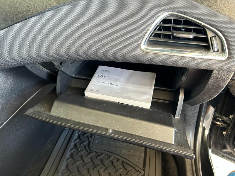 Chevrolet Cruze Vehicle Full-screen Gallery Image 18