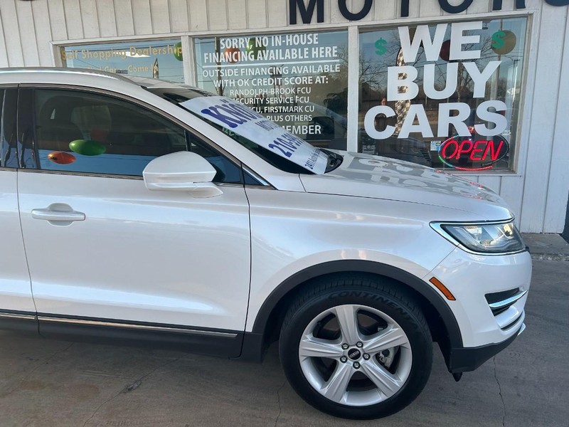 Lincoln MKC Vehicle Full-screen Gallery Image 04