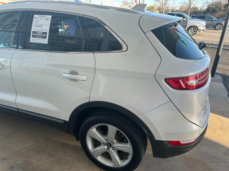 Lincoln MKC Vehicle Full-screen Gallery Image 06