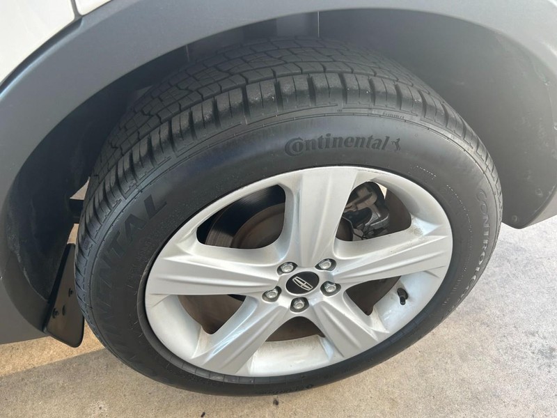 Lincoln MKC Vehicle Full-screen Gallery Image 08