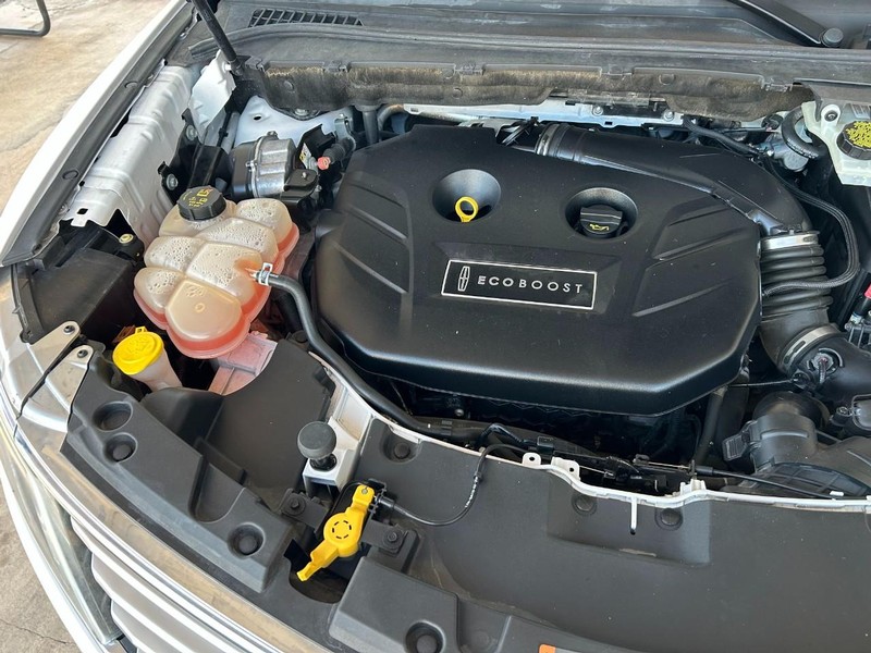 Lincoln MKC Vehicle Full-screen Gallery Image 10