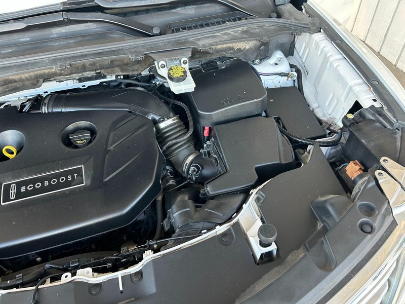 Lincoln MKC Vehicle Full-screen Gallery Image 11