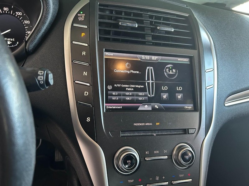 Lincoln MKC Vehicle Full-screen Gallery Image 15