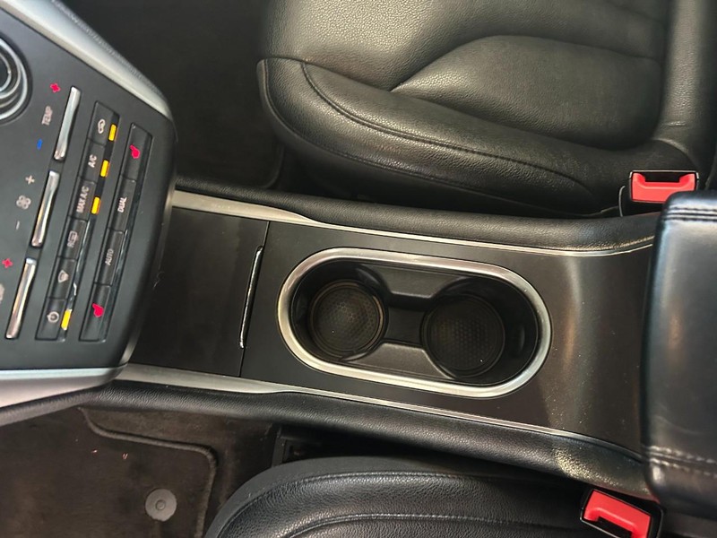 Lincoln MKC Vehicle Full-screen Gallery Image 16