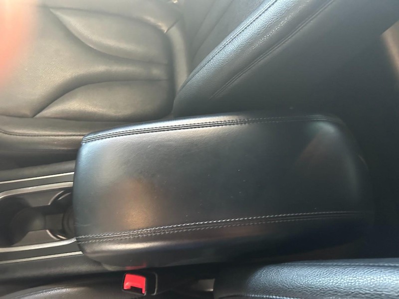 Lincoln MKC Vehicle Full-screen Gallery Image 17