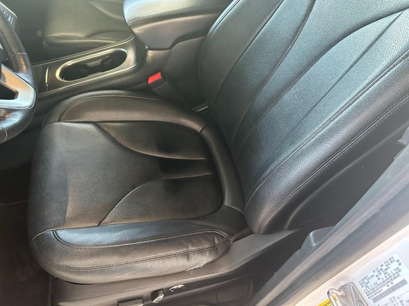 Lincoln MKC Vehicle Full-screen Gallery Image 18