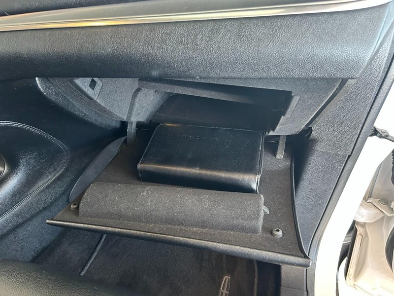 Lincoln MKC Vehicle Full-screen Gallery Image 23