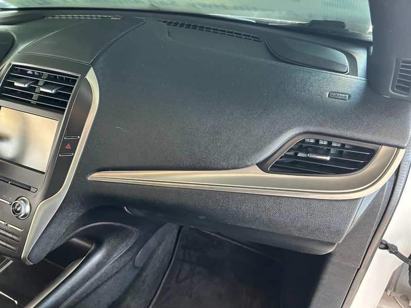 Lincoln MKC Vehicle Full-screen Gallery Image 24