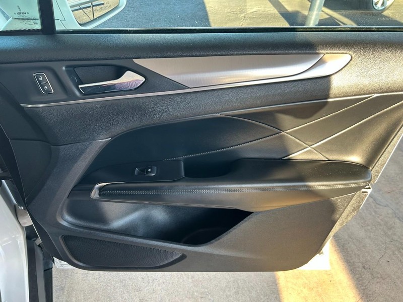 Lincoln MKC Vehicle Full-screen Gallery Image 27