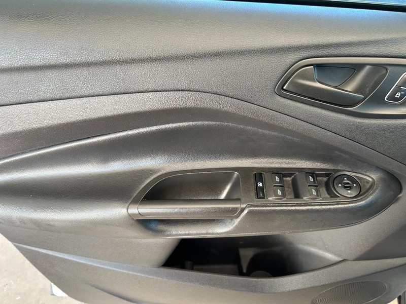 Ford Escape Vehicle Full-screen Gallery Image 19