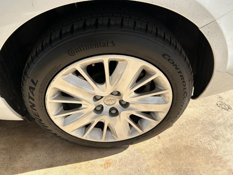 Chevrolet Impala Vehicle Full-screen Gallery Image 09