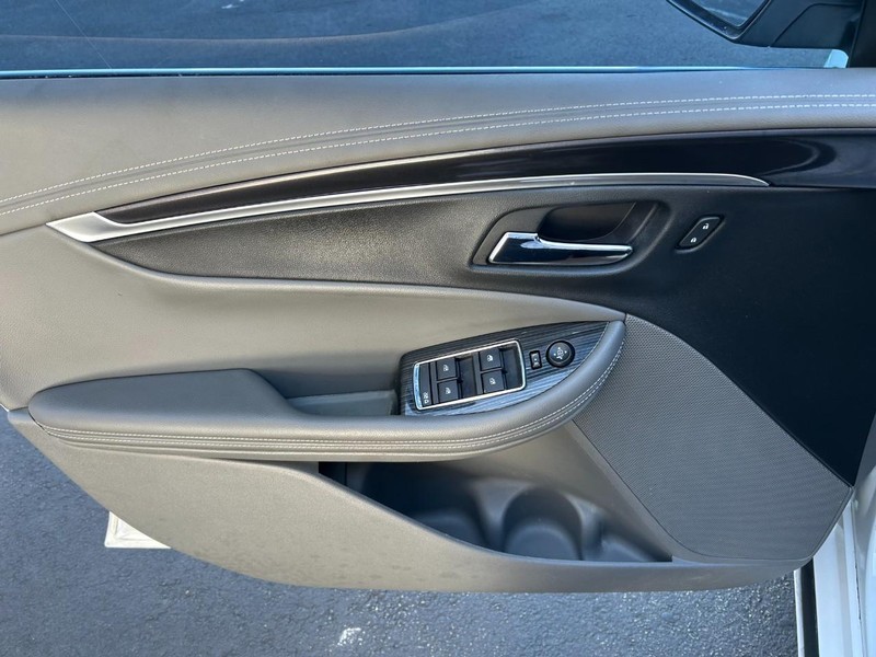 Chevrolet Impala Vehicle Full-screen Gallery Image 19