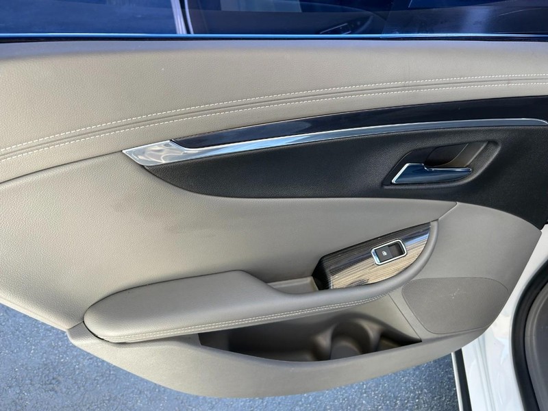 Chevrolet Impala Vehicle Full-screen Gallery Image 22