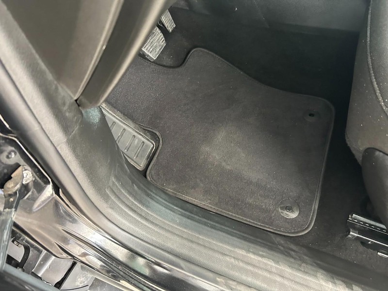 Jeep Renegade Vehicle Full-screen Gallery Image 18