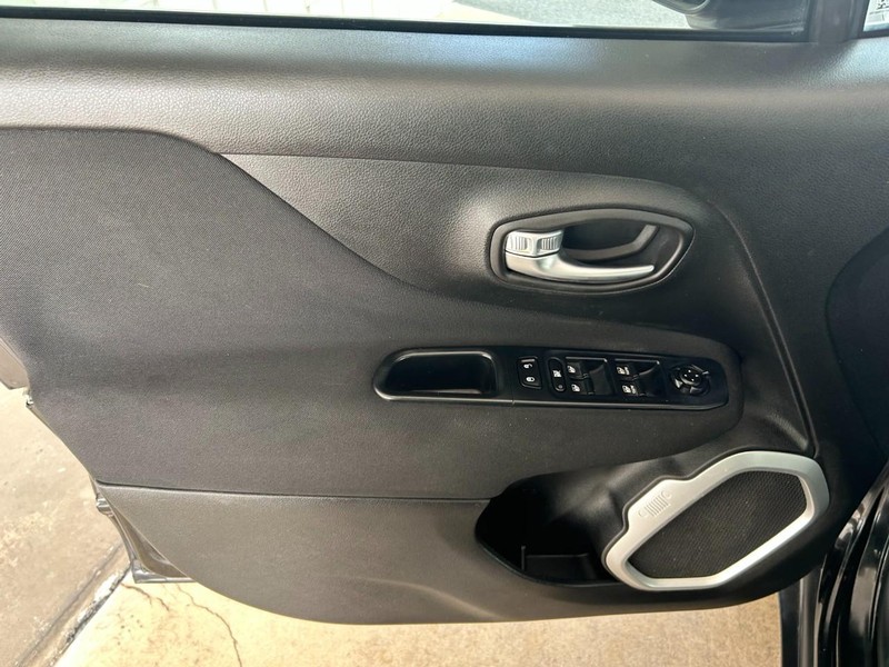 Jeep Renegade Vehicle Full-screen Gallery Image 19