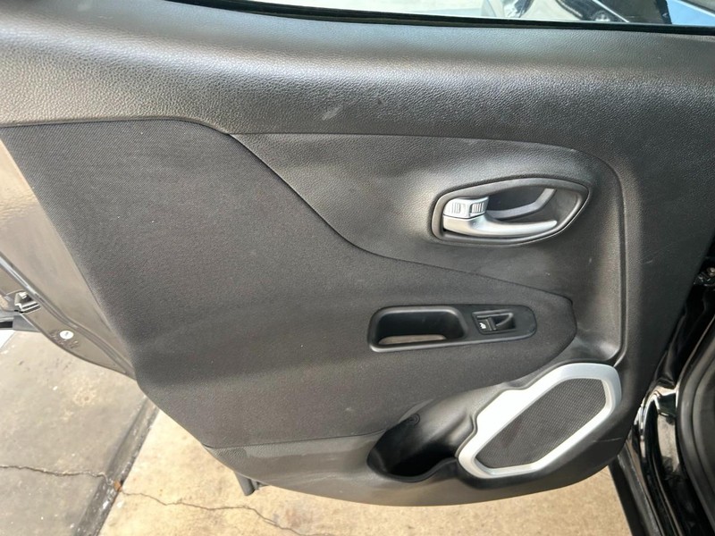 Jeep Renegade Vehicle Full-screen Gallery Image 24