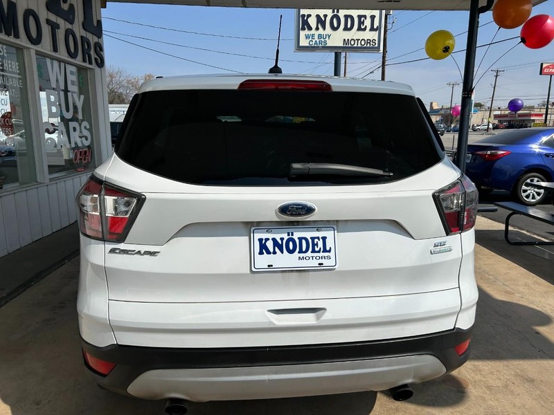 Ford Escape Vehicle Full-screen Gallery Image 03