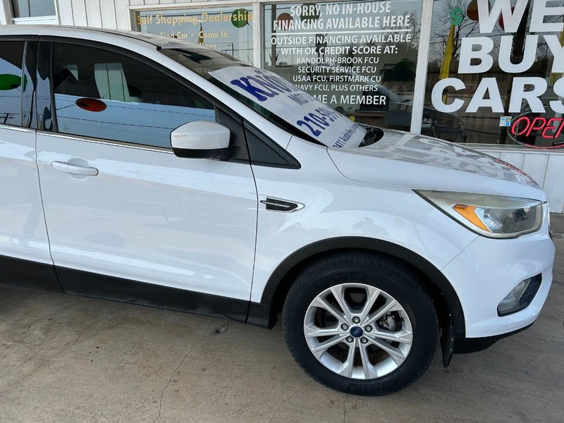 Ford Escape Vehicle Full-screen Gallery Image 04