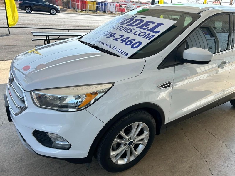 Ford Escape Vehicle Full-screen Gallery Image 05