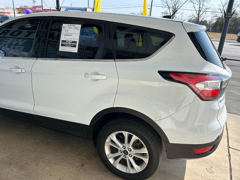 Ford Escape Vehicle Full-screen Gallery Image 06