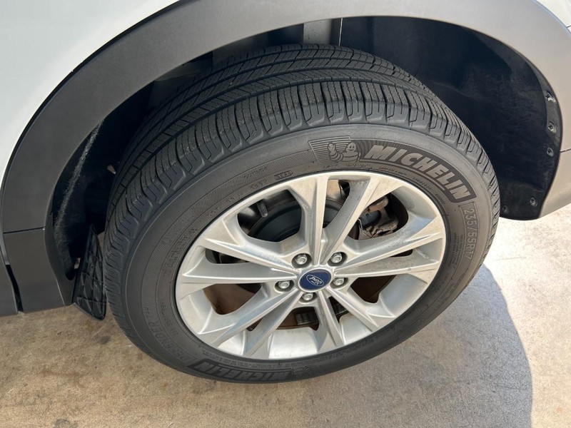 Ford Escape Vehicle Full-screen Gallery Image 08