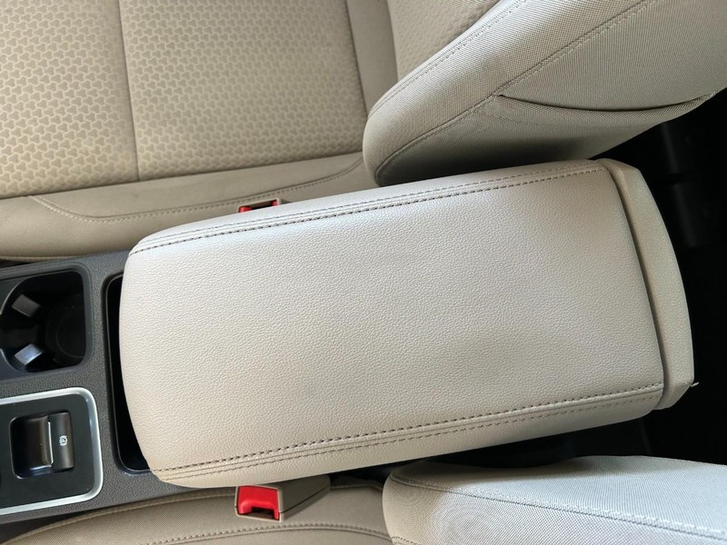 Ford Escape Vehicle Full-screen Gallery Image 16