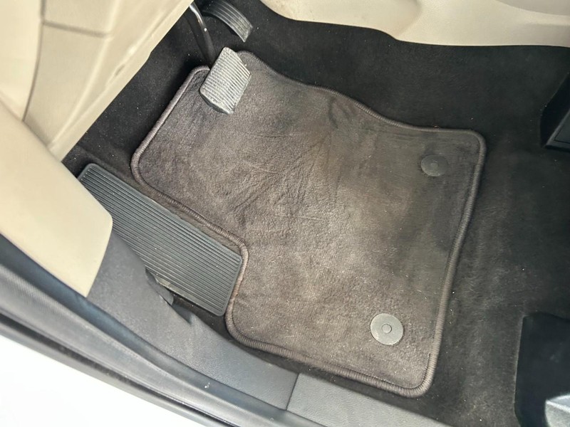 Ford Escape Vehicle Full-screen Gallery Image 20