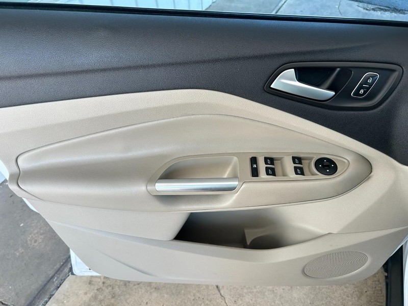 Ford Escape Vehicle Full-screen Gallery Image 21