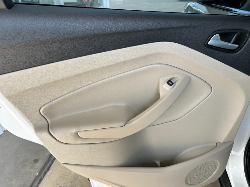 Ford Escape Vehicle Full-screen Gallery Image 24