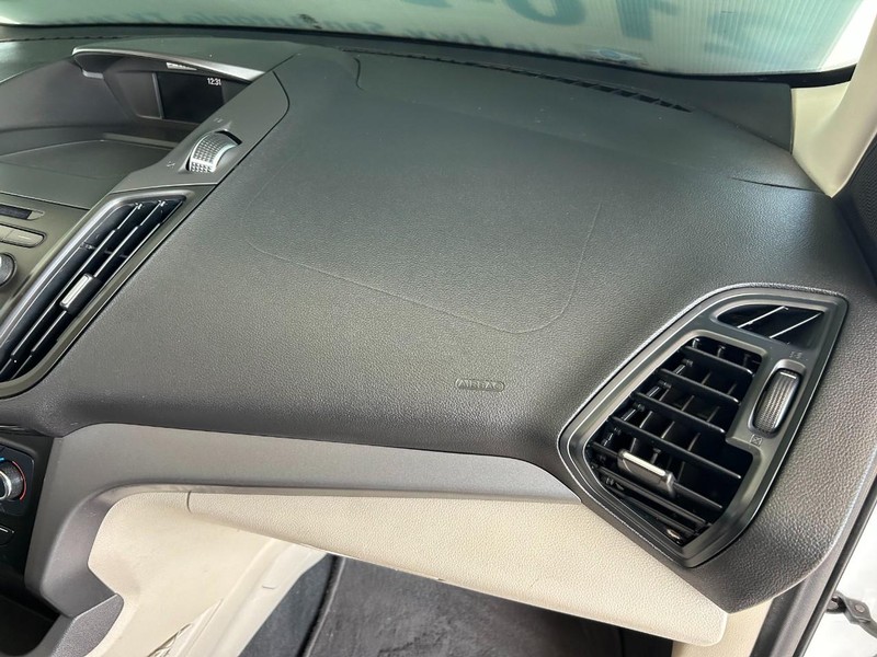 Ford Escape Vehicle Full-screen Gallery Image 26