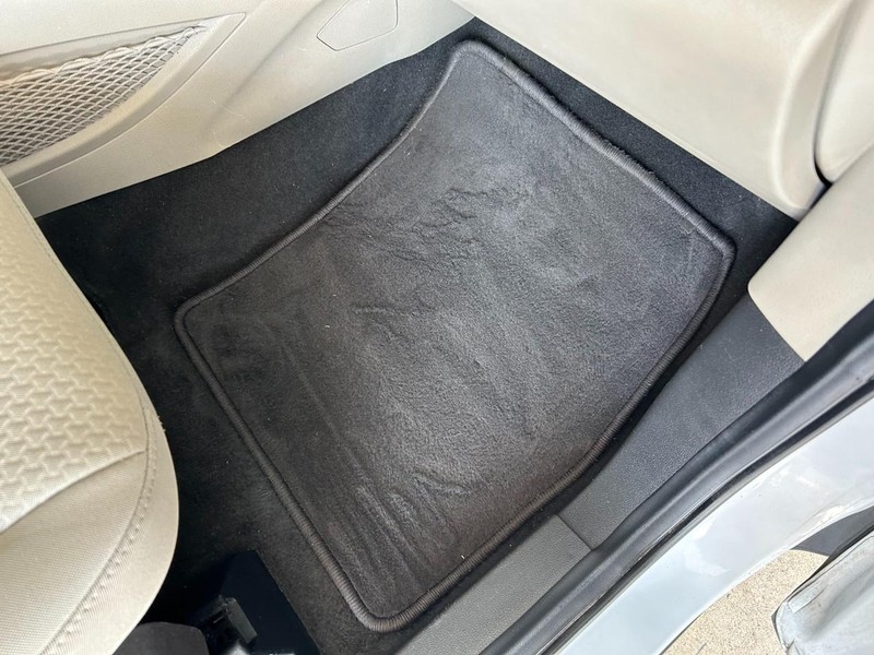 Ford Escape Vehicle Full-screen Gallery Image 28