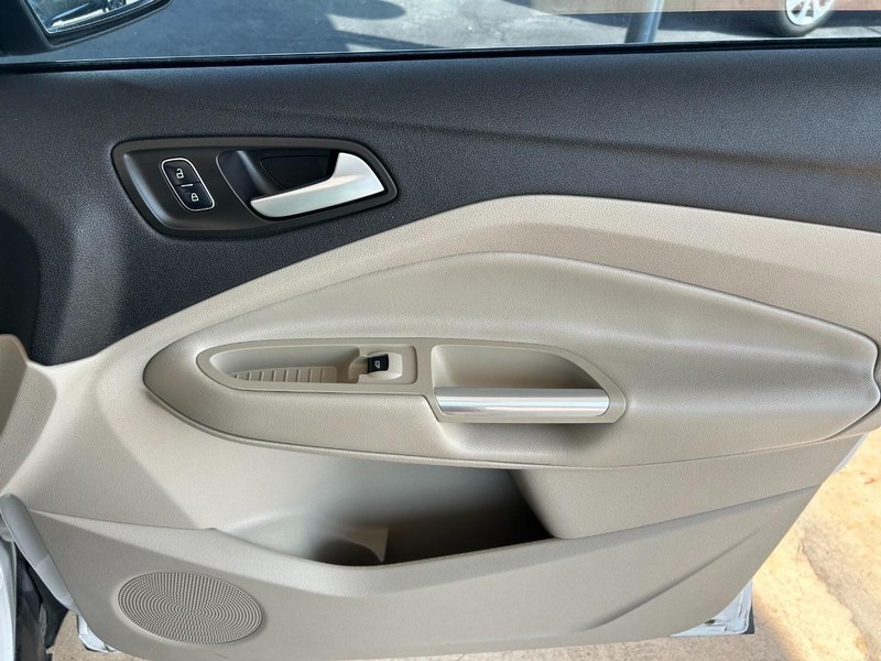 Ford Escape Vehicle Full-screen Gallery Image 29