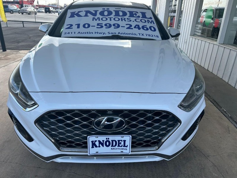 Hyundai Sonata Vehicle Full-screen Gallery Image 02