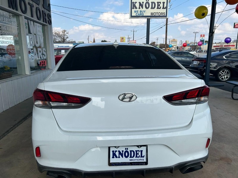 Hyundai Sonata Vehicle Full-screen Gallery Image 03