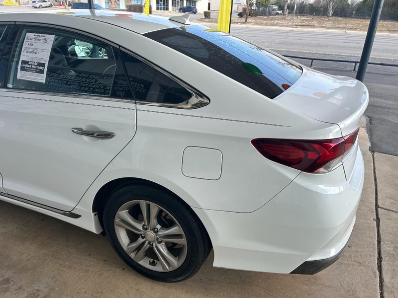 Hyundai Sonata Vehicle Full-screen Gallery Image 06