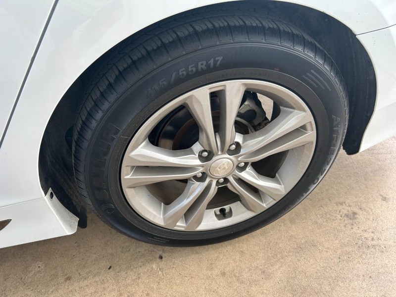 Hyundai Sonata Vehicle Full-screen Gallery Image 08