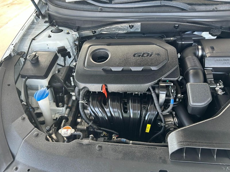 Hyundai Sonata Vehicle Full-screen Gallery Image 10