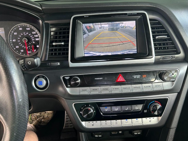 Hyundai Sonata Vehicle Full-screen Gallery Image 13