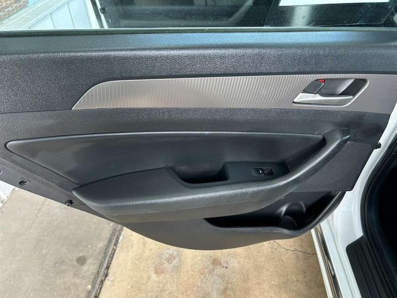 Hyundai Sonata Vehicle Full-screen Gallery Image 23