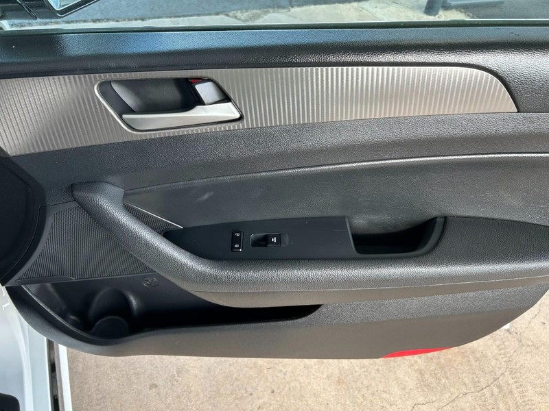 Hyundai Sonata Vehicle Full-screen Gallery Image 27