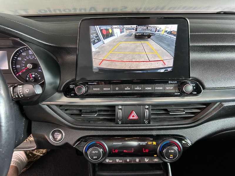 Kia Forte Vehicle Full-screen Gallery Image 13