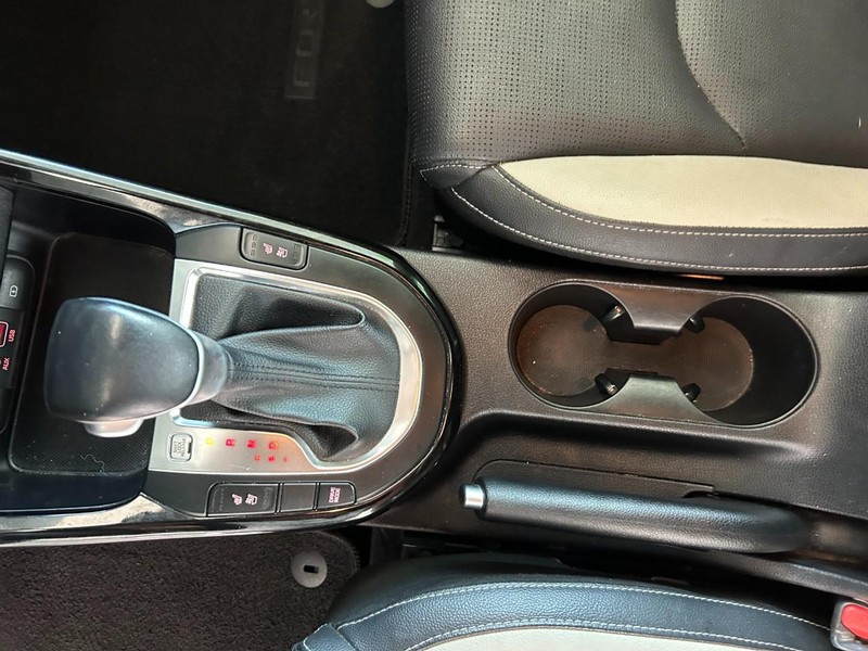 Kia Forte Vehicle Full-screen Gallery Image 15