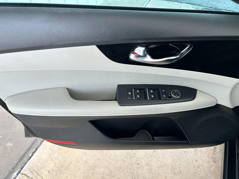 Kia Forte Vehicle Full-screen Gallery Image 19